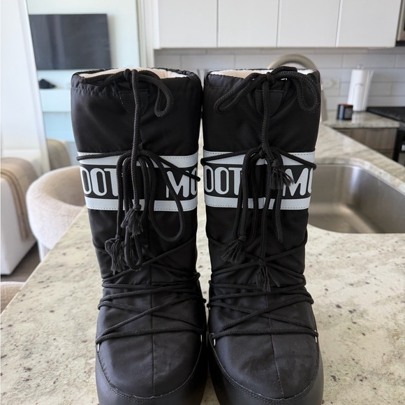 Moon Boots - Picture 2 of 3
